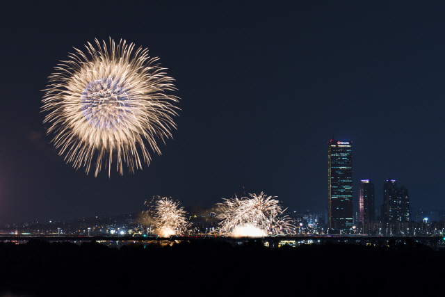 지난 2017년 서울 여의도에서 열린 열린 서울세계불꽃축제 모습. /사진제공=한화