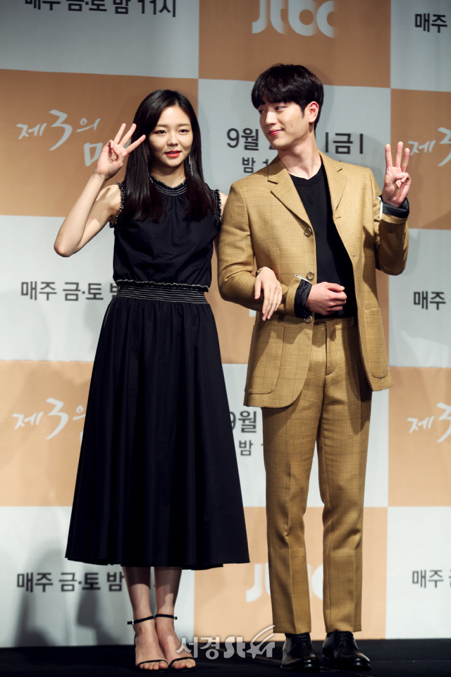 배우 서강준, 이솜이 27일 오후 서울 콘랜드 서울호텔에서 열린  JTBC 새 금토드라마 ‘제3의 매력’(연출 표민수) 제작발표회에 참석해 포토타임을 갖고 있다.