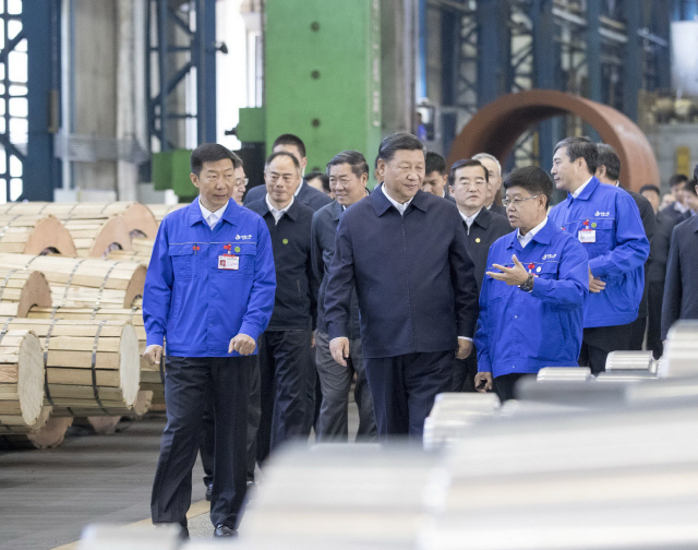 시진핑 중국 국가주석이 26일 헤이룽장성 치치하얼의 중국제일중공업 공장을 방문중이다. /신화연합뉴스