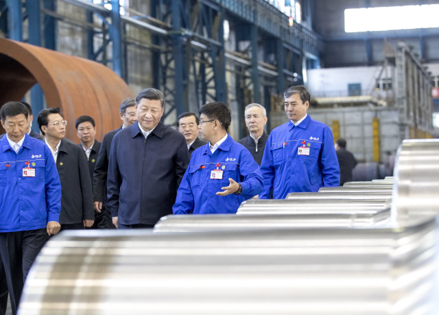 시진핑 중국 국가주석이 지난 26일 헤이룽장성 치치하얼시에 있는 중국제일중공업을 방문해 공장내부를 둘러보고 있다. /신화연합뉴스
