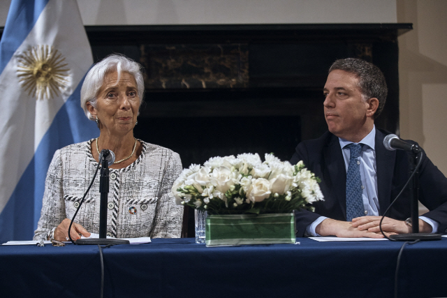크리스틴 라가르드 국제통화기금(IMF) 총재와 니콜라스 두호브네 아르헨티나 경제장관이 26일(현지시간) 뉴욕에서 기자회견을 하고 있다. /뉴욕=AP연합뉴스