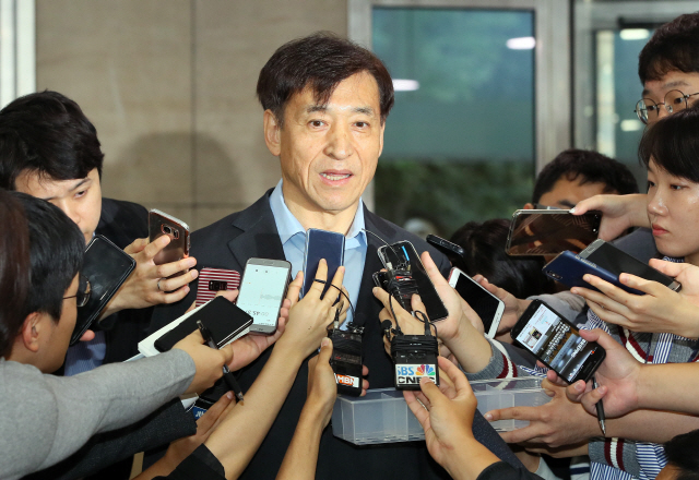 이주열 한국은행 총재가 27일 서울 한은 본부 출근길에 미국 기준금리 인상의 영향에 대한 기자들의 질문에 답하고 있다.  /연합뉴스