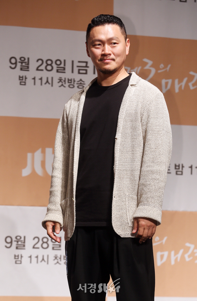 배우 양동근이 27일 오후 서울 콘랜드 서울호텔에서 열린  JTBC 새 금토드라마 ‘제3의 매력’(연출 표민수) 제작발표회에 참석해 포토타임을 갖고 있다.