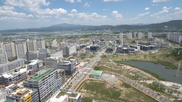 지난 19일 한국전력 옥상에서 내다본 나주혁신도시 전경. 이전 4년째를 맞지만 건물만 늘어서 있을뿐 상권이 형성되지 못해 을씨년스러운 모습이다./나주=박형윤기자