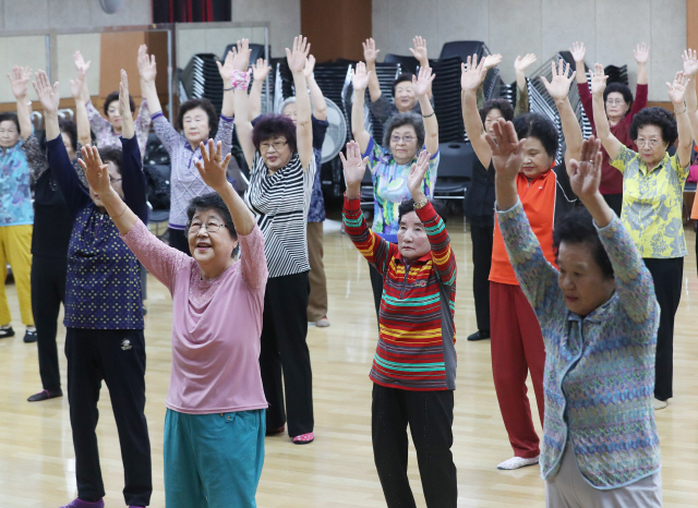 27일 오전 어르신들이 경기도 수원시 권선구 버드내노인복지관에서 체조를 하며 명절 스트레스를 풀고 있다. 통계청 인구 추계 상으로 올해 전체인구 중 65세 이상 인구 비중이 처음으로 14%를 넘어 고령사회에 진입한 것으로 드러났다./연합뉴스