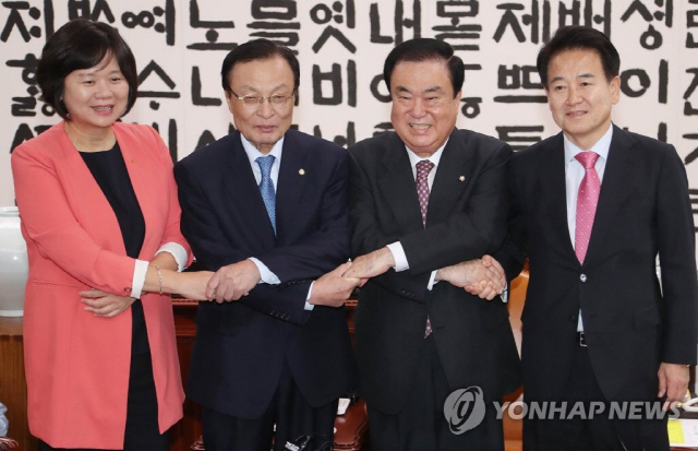 문희상 국회의장이 21일 제3차 남북정상회담 일정에 참여했던 당 대표들과 회동하고 있다. 왼쪽부터 정의당 이정미 대표, 더불어민주당 이해찬 대표, 문희상 의장, 민주평화당 정동영 대표./연합뉴스