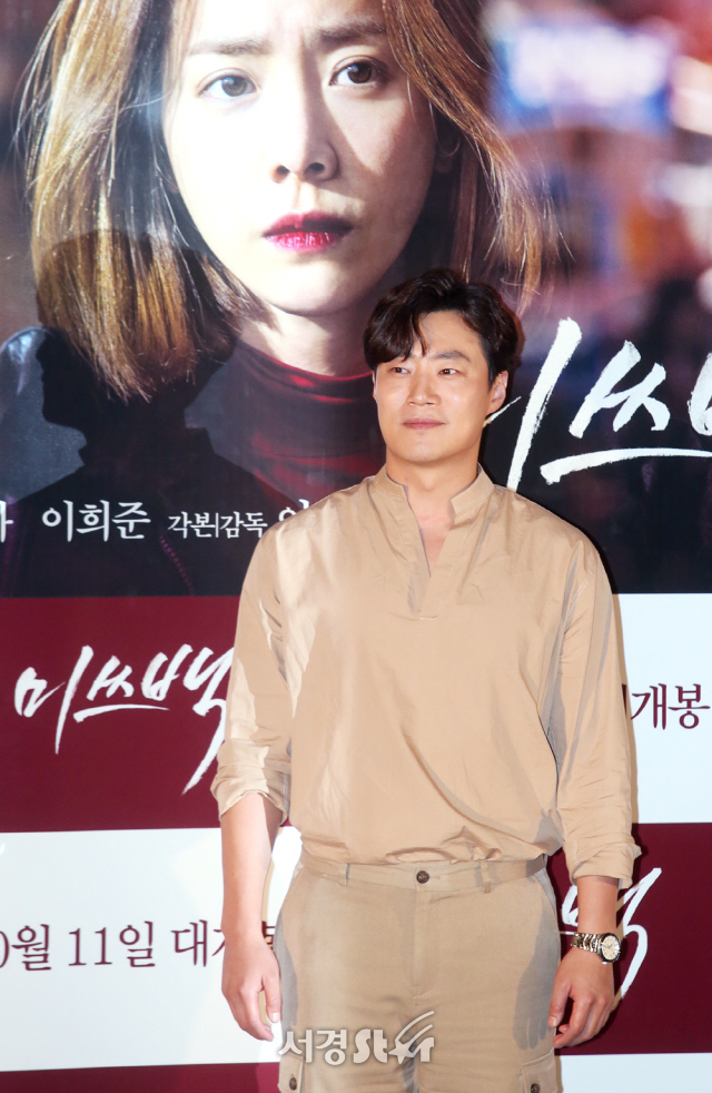 배우 이희준이 27일 오후 서울 용산 아이파크몰 CGV에서 열린 ‘미쓰백’ 언론시사회에 참석해 포토타임을 갖고 있다.