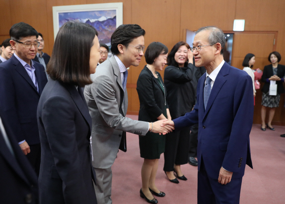 임성남 전 외교부 1차관이 28일 오전 서울 종로구 외교부에서 열린 이임식을 마치고 직원들과 인사를 나누고 있다./연합뉴스