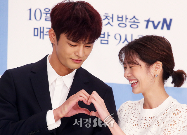 서인국, 정소민이 28일 오후 서울 영등포 타임스퀘어에서 열린 tvN ‘하늘에서 내리는 일억개의 별’(유제원 연출) 제작발표회에 참석하고 있다.