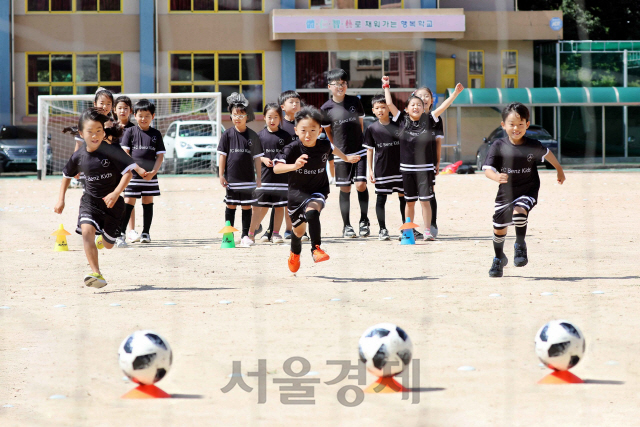 지난 3일부터 시작된 경남 창원 구산초등학교 ‘FC 어린이 벤츠’ 축구교실에서 어린이들이 축구 강습을 받고 있다. /사진제공=메르세데스-벤츠