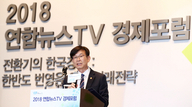 28일 오후 서울 중구 웨스틴조선호텔 그랜드볼룸에서 열린 ‘2018 연합뉴스TV 경제포럼’에서 김상조 공정거래위원장이 일자리 창출과 공정을 주제로 기조연설을 하고 있다. /연합뉴스