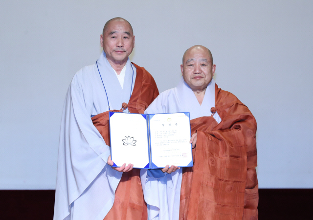 28일 오후 서울 종로구 한국불교역사문화기념관에서 열린 제36대 조계종 총무원장 선거에서 원행 스님(오른쪽)이 당선증을 받은 뒤 기념촬영을 하고 있다. /연합뉴스