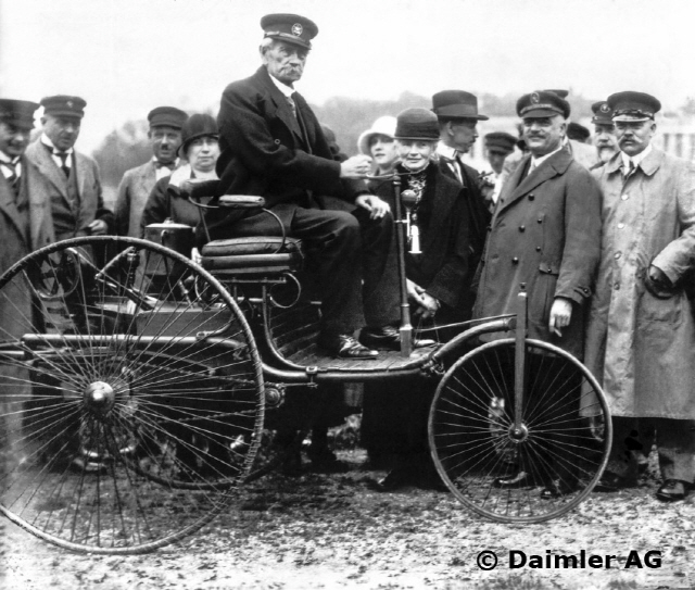 칼 벤츠(사진 중앙)가 1886년 1월 독일 특허청에 등록한 4행정 엔진의 자동차에서 포즈를 취하고 있다./자료제공=메르세데스 벤츠 코리아