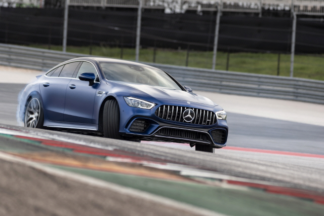 미국 텍사스 오스틴에 위치한 서킷 오브 디 아메리카스(Circuit of the americas)에서 AMG GT 4도어 63S 4매틱 플러스 가 트랙을 달리고 있다./사진제공=메르세데스 AMG·벤츠코리아