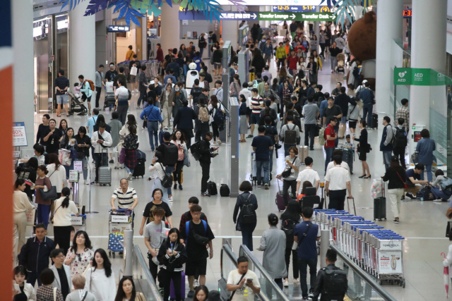 지난 21일 추석 연휴를 앞두고 인천국제공항 1터미널 면세구역이 여행객 등 출국자들로 붐비고 있다./연합뉴스