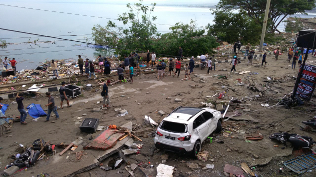‘3m 쓰나미’ 밀어닥친 인도네시아 술라웨시 섬 / AFP연합뉴스