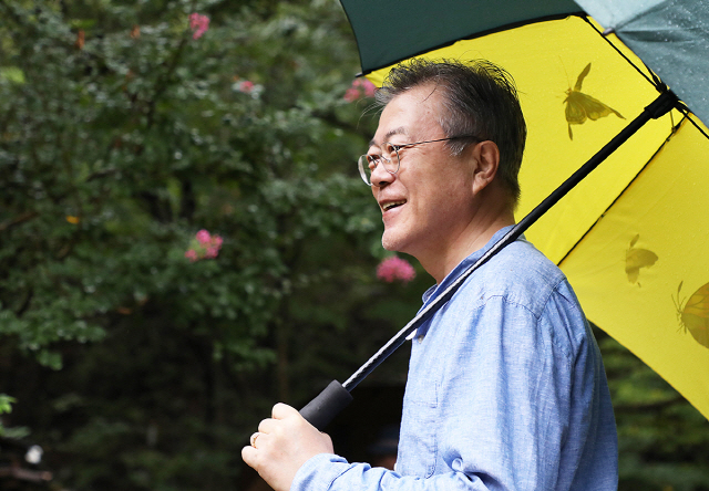 文대통령, ‘양산구상’ 마치고 靑 복귀...경제 등 현안 산적