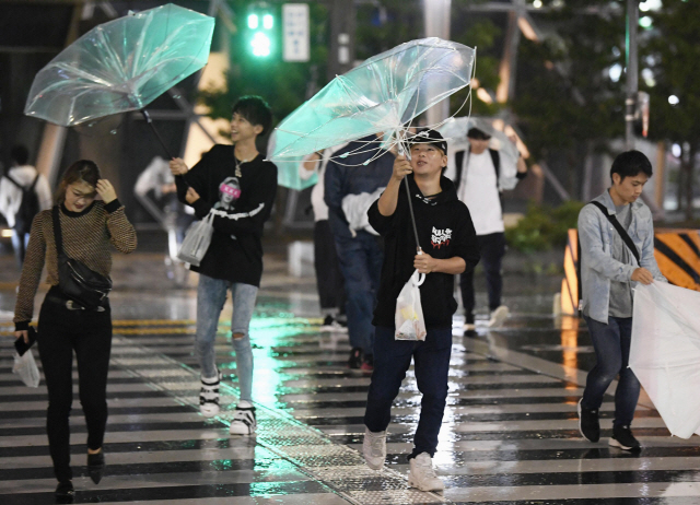 일본 나고야 시민들이 30일 태풍에 뒤집힌 우산을 바라보고 있다. /나고야=AP연합뉴스