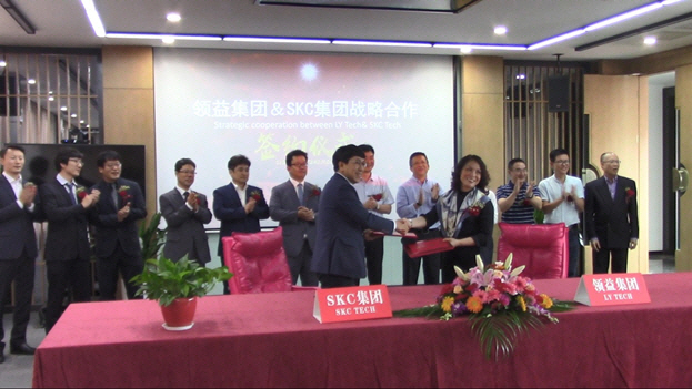 오준록(앞줄 왼쪽) SKC 성장사업추진본부장과 캐시 정 LY테크 대표가 지난 28일 중국 둥타이시 LY테크에서 합작사 설립과 관련한 양해각서(MOU)를 체결하고 악수를 나누고 있다. /사진제공=SKC