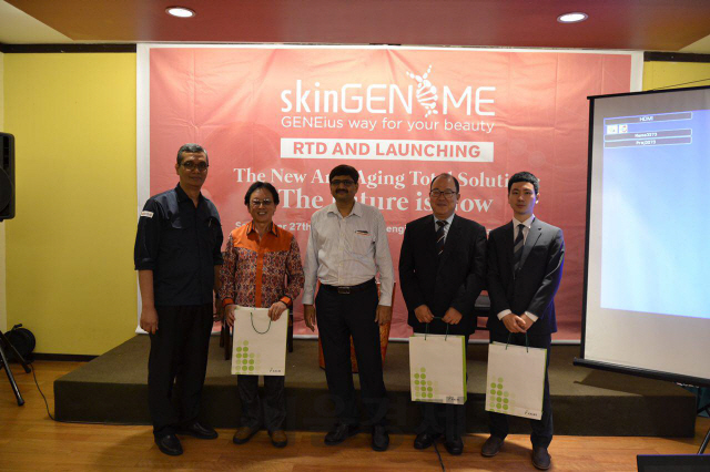 남궁현(왼쪽 네번째) 디엔에이링크 DNA GPS 사업부 이사가 지난달 27일 인도네시아 자카르타에서 열린 ‘SkinGPS 피부유전자 검사’ 서비스 론칭 행사에서 칼베파르마 관계자들과 기념촬영을 하고 있다. /사진제공=디엔에이링크