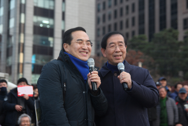 박원순 서울시장과 함께 연설하고 있는 박홍근 의원.