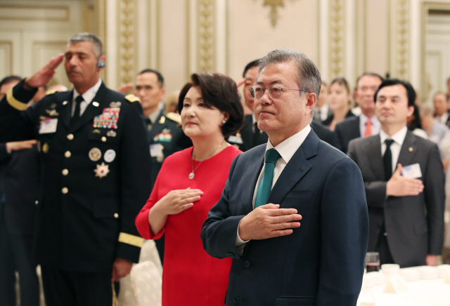 문재인 대통령과 부인 김정숙 여사가 1일 오후 청와대 영빈관에서 열린 제70주년 국군의 날 축하연에서 국기에 경례하고 있다. /연합뉴스