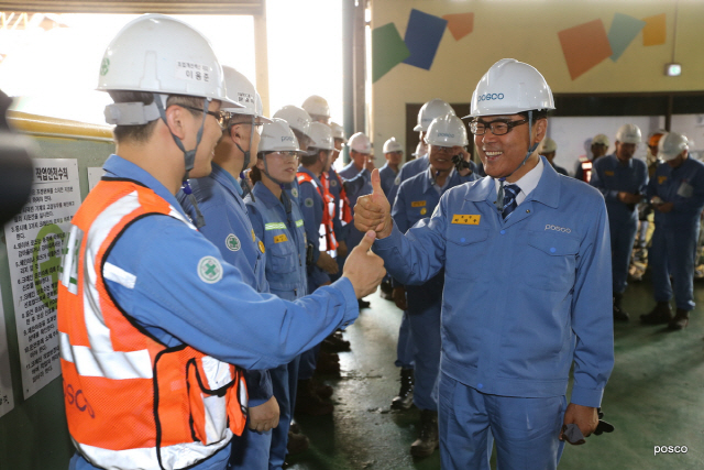 최정우(오른쪽) 포스코 회장이 지난 7월 포항제철소 제2고로 현장에서 직원들과 소통하고 있다.  /사진제공=포스코