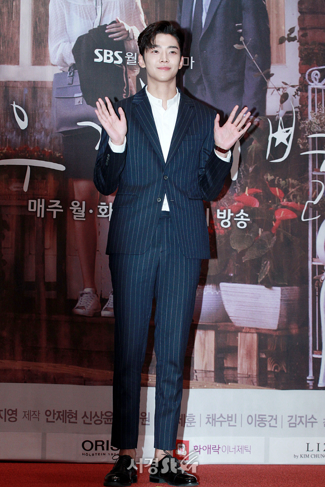 배우 김로운이 SBS 새 월화드라마 ‘여우각시별’ 제작발표회에 참석해 포토타임을 갖고 있다.
