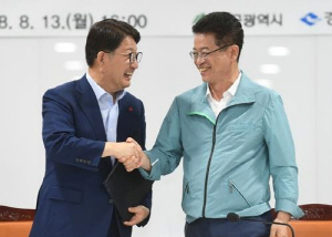 권영진(왼쪽) 대구시장과 이철우 경북도지사 지난 8월 ‘대구·경북 한뿌리 공동선언문’을 채택한 뒤 악수하고 있다. /사진제공=경북도