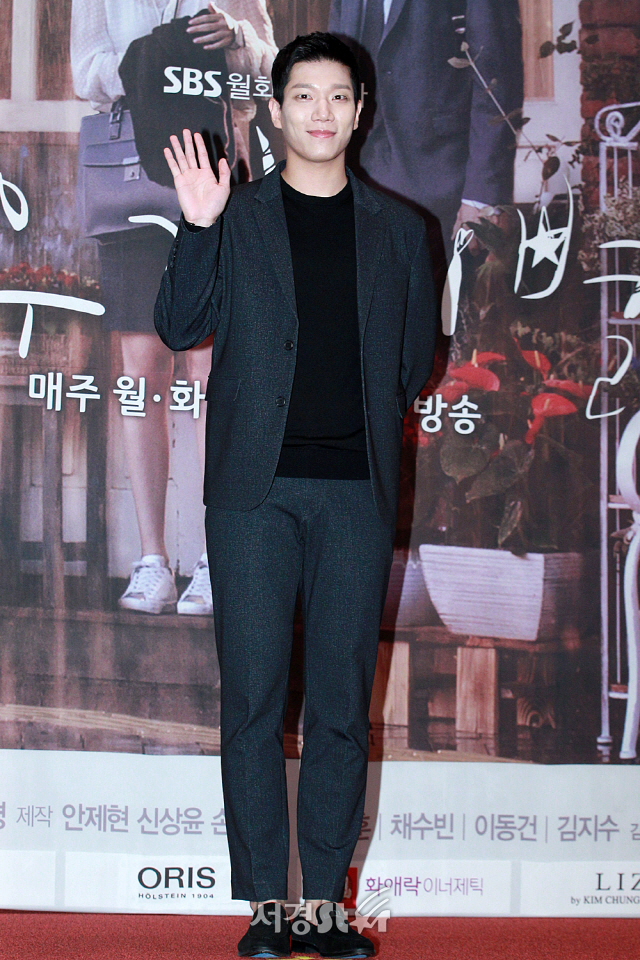 배우 김경남이 SBS 새 월화드라마 ‘여우각시별’ 제작발표회에 참석해 포토타임을 갖고 있다.