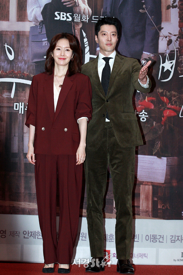 배우 김지수와 이제훈이 SBS 새 월화드라마 ‘여우각시별’ 제작발표회에 참석해 포토타임을 갖고 있다.