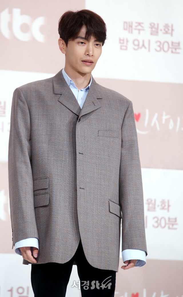 이민기가 1일 오후 서울 영등포구 타임스퀘어에서 열린  JTBC 새 월화드라마 ‘뷰티 인사이드’(연출 송현욱) 제작발표회에 포토타임을 갖고 있다.