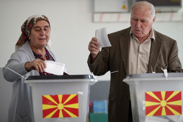 9월30일(현지시간) 마케도니아의 자야스시에서 알바니아계 부부가 국명변경 찬반 국민투표를 하고 있다.   /자야스=EPA연합뉴스