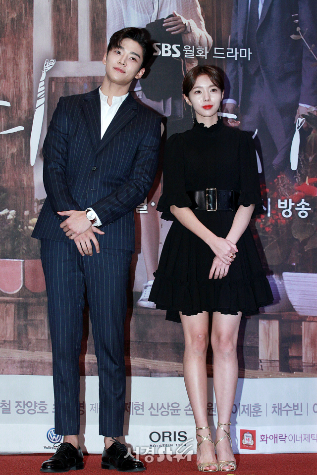 배우 김로운과 채수빈이 SBS 새 월화드라마 ‘여우각시별’ 제작발표회에 참석해 포토타임을 갖고 있다.