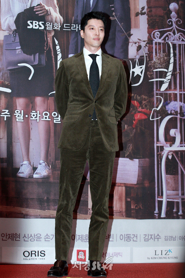 배우 이동건이 SBS 새 월화드라마 ‘여우각시별’ 제작발표회에 참석해 포토타임을 갖고 있다.