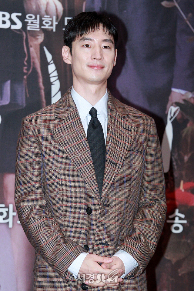 배우 이제훈이 SBS 새 월화드라마 ‘여우각시별’ 제작발표회에 참석해 포토타임을 갖고 있다.