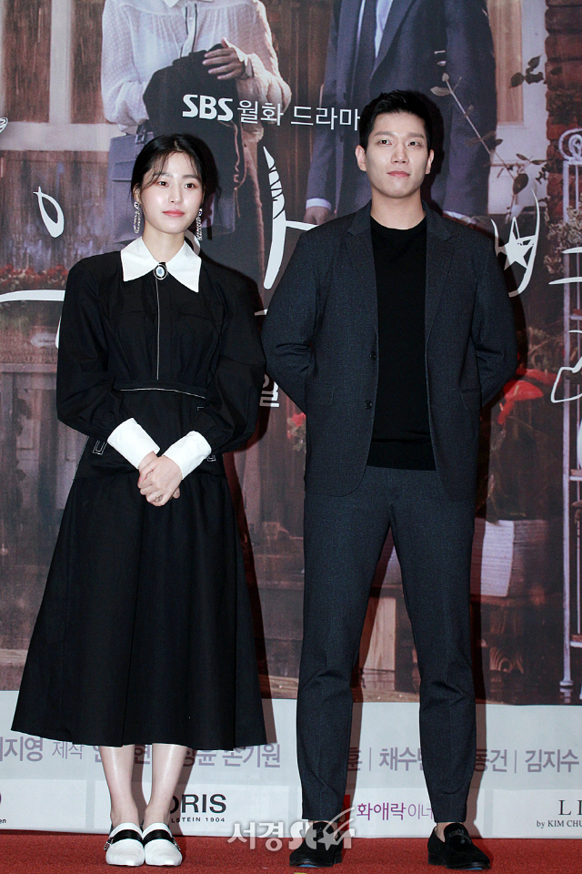 배우 이수경과 김경남이 SBS 새 월화드라마 ‘여우각시별’ 제작발표회에 참석해 포토타임을 갖고 있다.