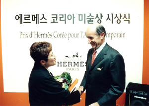 1회 에르메스 미술상 수상자인 장영혜(왼쪽)작가와 장 루이 뒤마 전 에르메스 회장./사진제공=에르메스 코리아