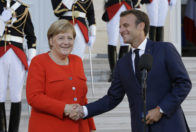 에마뉘엘 마크롱(오른쪽) 프랑스 대통령과 앙겔라 메르켈 독일 총리/AP연합뉴스