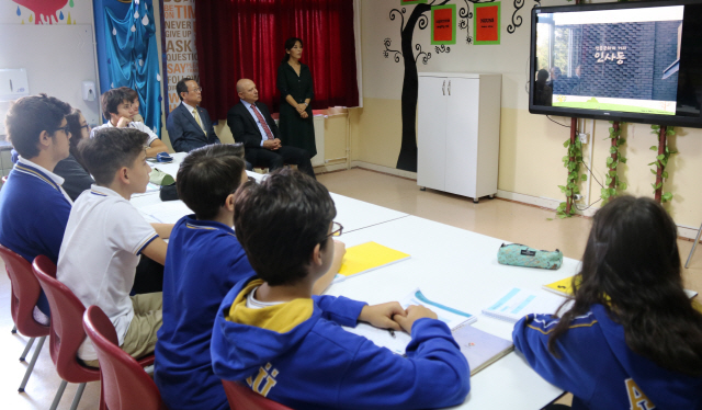 터키 국립앙카라대학교 부설 고교는 이번 새 학기부터 제2외국어 과목으로 한국어 수업을 개설했다. 최홍기 주터키 대사와 에르칸 이비시 총장 등이 1일(현지시간) 터키 국립앙카라대학교 부설 고교 한국어 수업을 참관하고 있다./연합뉴스