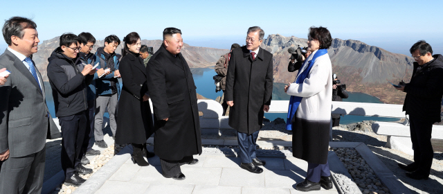 지난 달 20일 오전 백두산 장군봉에서 문재인 대통령 내외와 김정은 국무위원장 내외가 밝은 표정으로 대화를 나누고 있다.  /백두산사진공동취재단