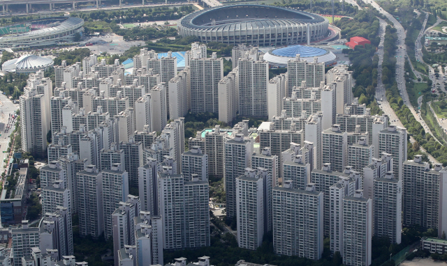 강남구 매매가 대비 전세가 비율이 심리적 저지선으로 여겨지는 50% 밑으로 떨어졌다./연합뉴스