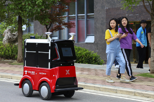 중국 구이양 시에서 물건을 배달하고 있는 무인로봇. 제이디닷컴은 무인로봇과 드론으로 고객층을 확대해왔다. 사진=포춘US