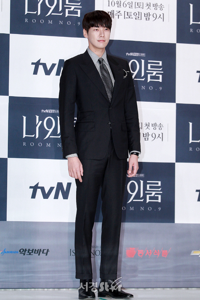배우 김영광이 tvN 새 토일드라마 ‘나인룸’ 제작발표회에 참석해 포토타임을 갖고 있다.