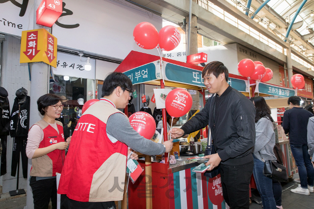 지난해 열린 오산 오색시장 가을축제에서 롯데마트 직원들이 행사를 지원하는 모습. /사진제공=롯데쇼핑