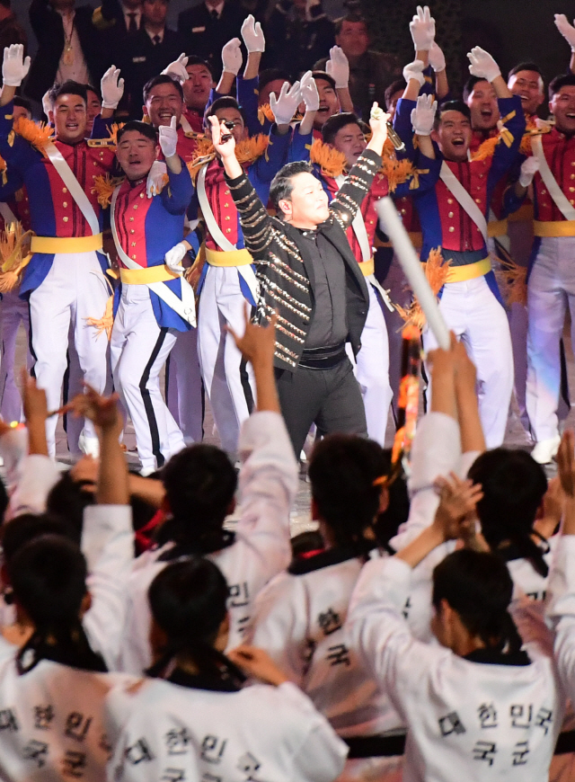 가수 싸이가 1일 서울 용산구 전쟁기념관 평화의 광장에서 열린 제70주년 국군의 날 기념식에서 축하공연을 하고 있다. /사진=공동취재단