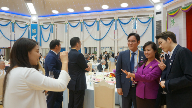 지난 달 18일 평양 남북정상회담 첫 공식 만찬장에서 가수 에일리가 이재용 삼성전자 부회장과 현송월 삼지연 관현악단장, 가수 지코의 기념 사진을 찍어주고 있다./사진제공=청와대