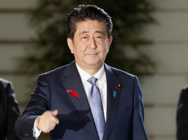 아베 신조 일본 총리가 2일 도쿄에 위치한 총리관저에 도착하고 있다. /도쿄=AP연합뉴스