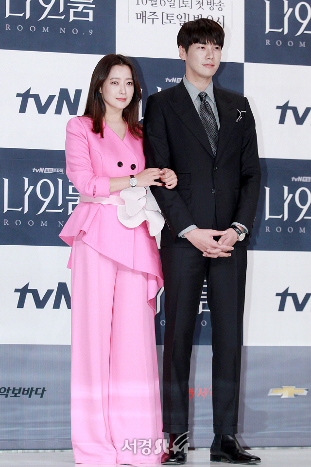 배우 김희선과 김영광이 tvN 새 토일드라마 ‘나인룸’ 제작발표회에 참석해 포토타임을 갖고 있다.