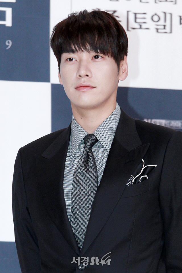 배우 김영광이 tvN 새 토일드라마 ‘나인룸’ 제작발표회에 참석해 포토타임을 갖고 있다.